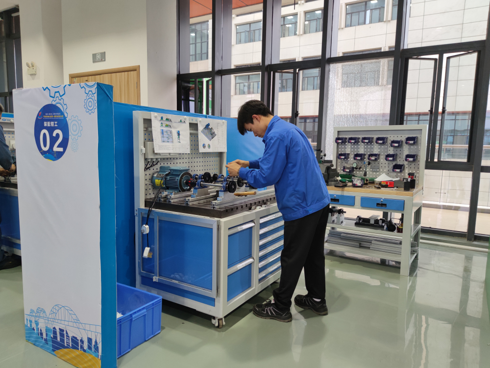 韋永安(裝配鉗工)比賽現場 (2)_編輯.jpg